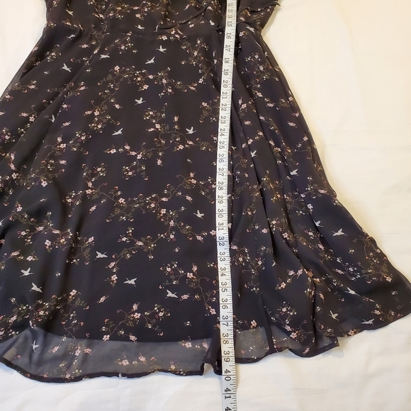 Torrid Plus Size 1 Black Floral/Bird Print Chiffon Ruffled Wrap Dress S/S Mini - Picture 5 of 8